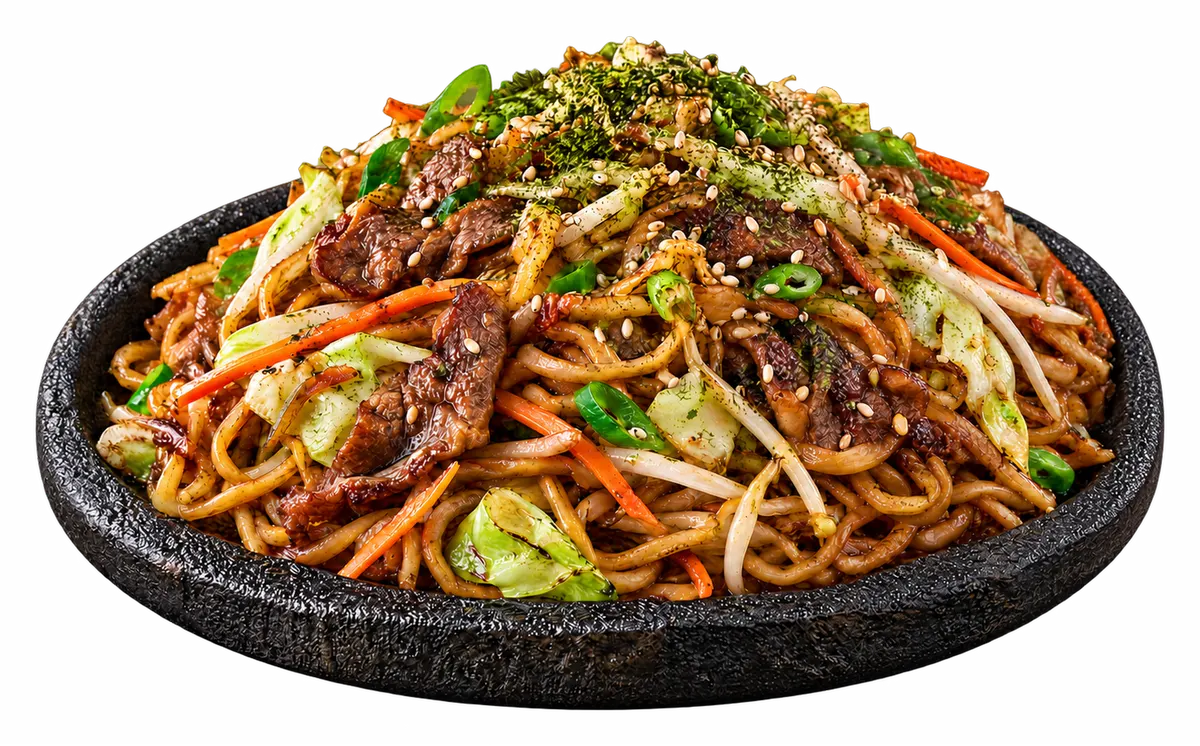 Yakisoba au bœuf servi fumant sur une pierre chaude